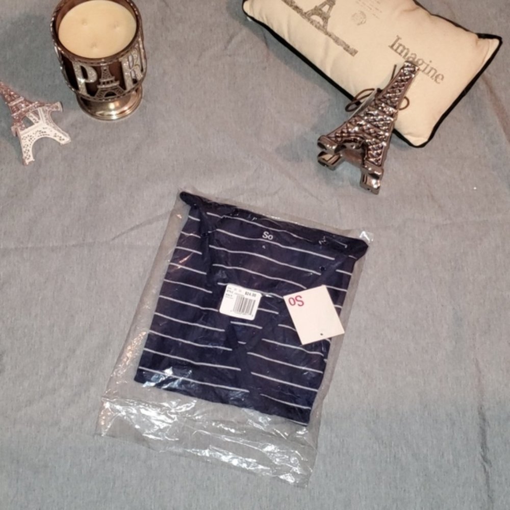 SO Faux wrapped tee short sleeve v-neck Size Juniors XL - Picture 2 of 3